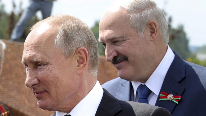 Belarus in der russischen Öffentlichkeit: Maschieren sie noch gemeinsam, oder nicht? Es sieht zunehmend danach aus, als ob der belarussische Präsident Alexander Lukaschenko (rechts) die Unterstützung des russischen Staatschefs Wladimir Putin verliert.
