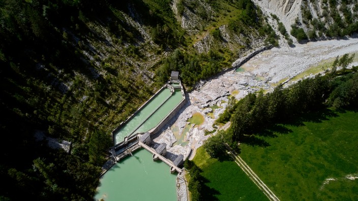Energiepolitik: Am Wehr des Rißbachstollens wird Wasser aus dem Einzugsgebiet der oberen Isar aus- und durchs Gebirge in den Walchensee geleitet. Dort treibt es die Turbine des berühmten Walchenseekraftwerks an. Die Nutzungsrechte hält noch bis 2030 Uniper.