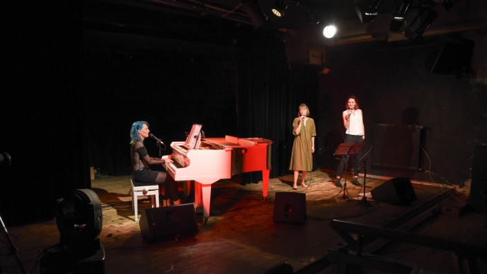 Von Konstantin Wecker gefördert: Im Trio genauso erfolgreich wie solo: Tamara Banez, Miriam Green und Sarah Straub auf der "Hinterhalt"-Bühne.