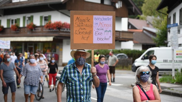 Protest in Kochel am See: Die Demonstranten beweisen auch Humor: Man sei schneller beim Erzbischof in München als beim örtlichen Wertstoffhof...