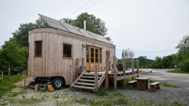 "Tiny Houses" für Karlsfeld: So anspruchslos kann Leben sein: Tiny-House auf Rädern mit Solardach und kleiner Terrasse.