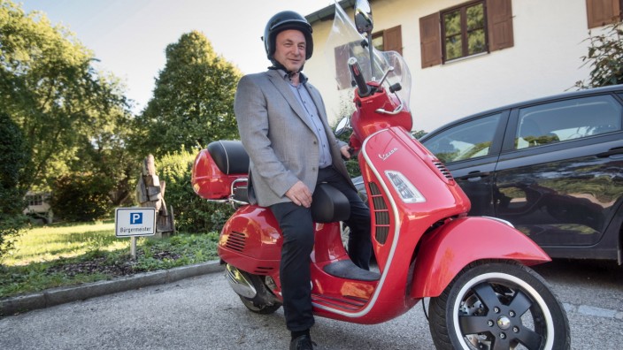 100 Tage im Amt: Ferrori-rotes Dienstfahrzeug: Bürgermeister Georg Scheitz fährt gern mit seinem Vespa-Roller zum Andechser Rathaus und ins Starnberger Landratsamt.