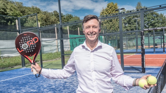 Starnberg: Richard von Rheinbaben hat an der Tennisanlage Starnberg über 150 000 Euro in die beiden Courts für Padel-Tennis investiert.