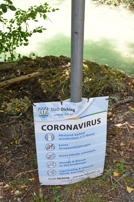 Badevergnügen und Coronavirus: Auf mehreren Schildern stehen die Regeln geschrieben, am Eingang und entlang der Wege.