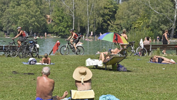 Badevergnügen und Coronavirus: Auf der Liegewiese am Olchinger See wird von den Badegästen der Abstand gewahrt.