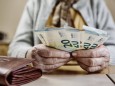 Hand einer Seniorin mit Euroscheinen, zählt ihr Geld, Deutschland, Europa *** Hand of a senior citizen with euro notes