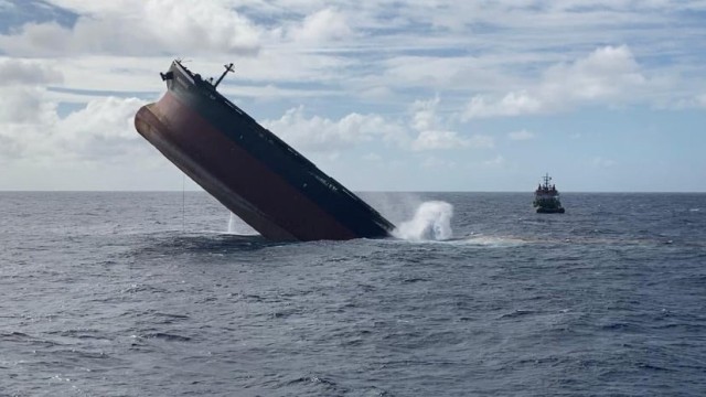 Planned sinking of the stem section of the Japanese-owned bulk carrier MV Wakashio