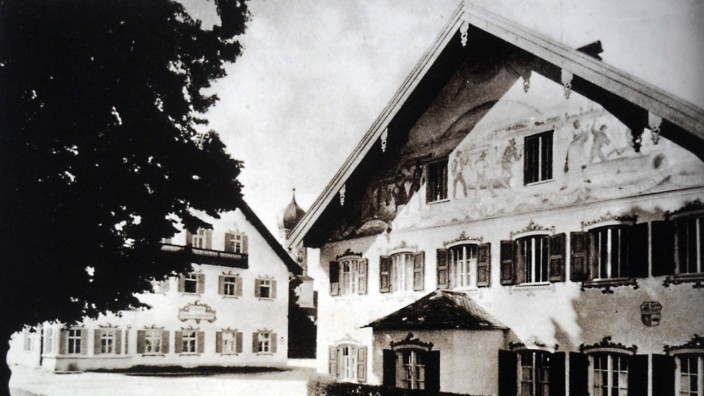 Brauereigasthof Aying: Das Ensemble aus Wirtshaus und Brauereigebäuden neben der Kirche (hier eine Aufnahme aus den Sechzigerjahren).