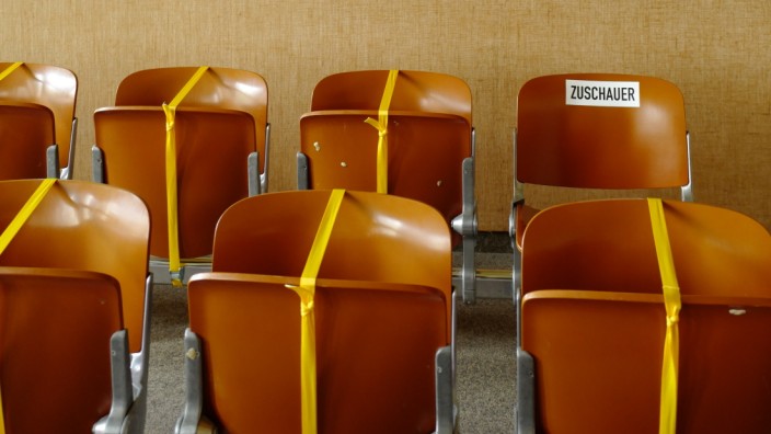 Coronavirus in München: Stühle zählen und Stühle sperren: Vor den Prozessen wird im Amtsgericht an der Nymphenburger Straße der Zuschauerraum so präpariert, dass die Abstandsregeln wegen der Corona-Pandemie eingehalten werden.