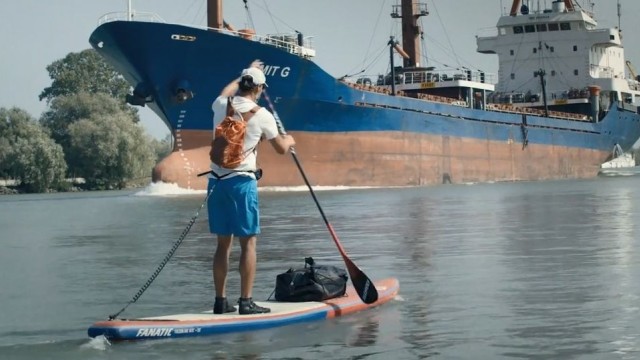 Fünfseen-Filmfestival: "Mein persönlicher Jakobsweg: Pascal Rösler begegnet auf seiner Flussreise einem riesigen Tanker. Ihn schockierte, dass täglich vier Tonnen Plastik von der Donau ins Schwarze Meer gelangen.