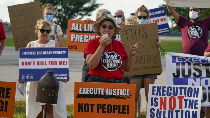 Todesstrafe: Vor dem Bundesgefängnis in Terre Haute protestierten auch am Tag der Hinrichtung noch Aktivisten gegen die Vollstreckung der Todesstrafe.