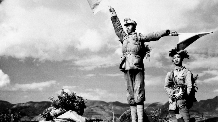 China im Zweiten Weltkrieg: Ein chinesischer Soldat gibt im Juni 1943 an der Salween-Front Signale. Durch eine Unterstützung Chinas möglichst viele Kräfte der japanischen Armee zu binden, war zentrale Kriegsstrategie der USA. Nach dem Krieg erkaltete die Beziehung.