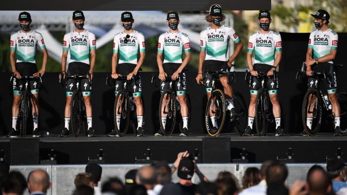 Tour de France: Im Rennen dürfen die Radprofis auf Masken verzichten. Ansonsten aber, wie hier bei der Team-Präsentation, sind sie Pflicht.