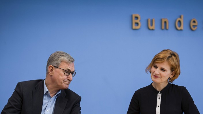 Katja Kipping, Parteivorsitzende DIE LINKE; Bernd Riexinger, Parteivorsitzender DIE LINKE bei einer Pressekonferenz, an