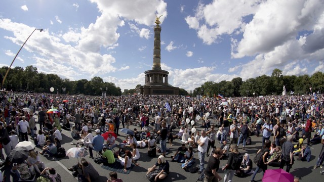 Demonstration gegen Corona-Regeln in Berlin: Woodstock-artiges Sit-In: Demonstranten an der Berliner Siegessäule.