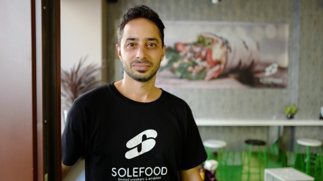 Flüchtlingsherbst 2015: Alaa Khalaf in seinem Laden Solefood in der Reichenbachstraße, den er zusammen mit einem Deutschen betreibt. Dort kann man sowohl Sneaker kaufen als auch vegetarische, arabische Burritos.