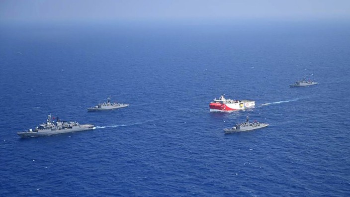 Das türkische Forschungsschiff Oruc Reis (M.) im Mittelmeer 2010, begleitet von türkischen Kriegsschiffen.