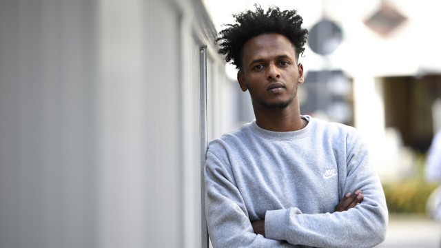 Flüchtlingsherbst 2015: Als er seine Flucht aus Eritrea plante, erzählte er das niemandem, nicht mal seiner Familie. Heute unterstützt Matiwos Bereket sie von München aus.