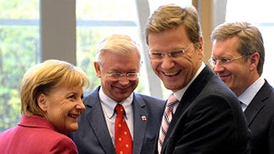 Koalitionsverhandlungen: Sind sich in der Atompolitik einig: Angela Merkel, Hessens Ministerpräsident Roland Koch, FDP-Chef Guido Westerwelle und Niedersachsens Ministerpräsident Christian Wulff.