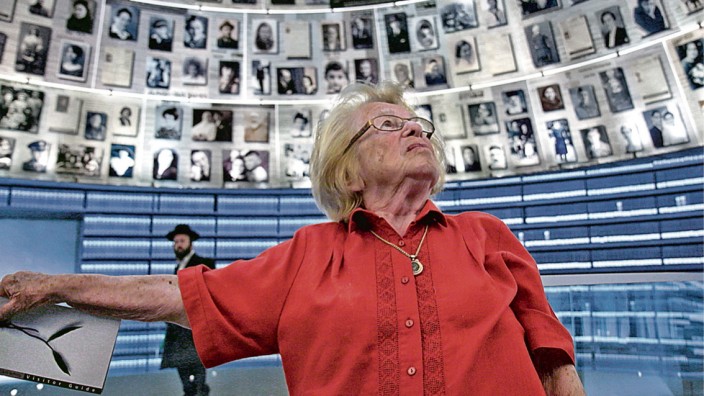 Dokumentarfilm über Ruth Westheimer: Ruth Westheimer in der Holocaust-Gedenkstätte Yad Vashem in Israel. Zu ihrem Vater findet sie dort den Aktenhinweis "verschollen".
