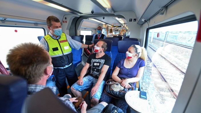 Bahn und Corona-Politik: Der öffentliche Nah- und Fernverkehr ist einer der letzten Bereichen, in denen auch von nächster Woche an noch eine Maskenpflicht in Bayern gilt.