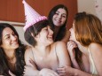 Girlfriends celebrating birthday model released Symbolfoto property released PUBLICATIONxINxGERxSUIxAUTxHUNxONLY LJF002