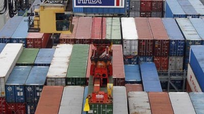 ZEW-Konjunkturbarometer: Containerverladung im Hamburger Hafen: Die Hoffnungen der deutschen Wirtschaft ruhen auf dem Export.