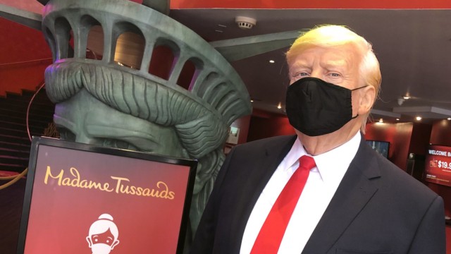 Trump-Wachsfigur in New York mit Maske