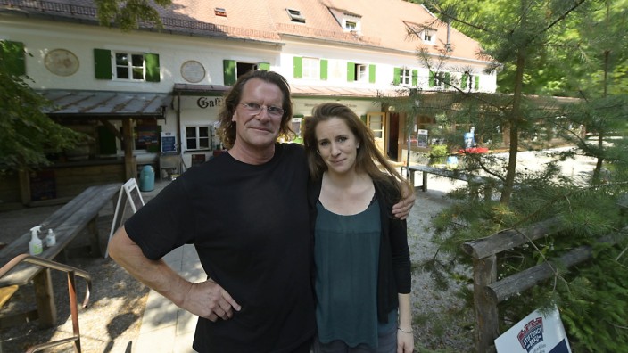 Gasthaus zur Mühle : Wirt Robby Hirtl, hier mit seiner Tochter Miriam Kreisz, hat sich der „ehrlichen bayerischen Küche“ verschrieben.
