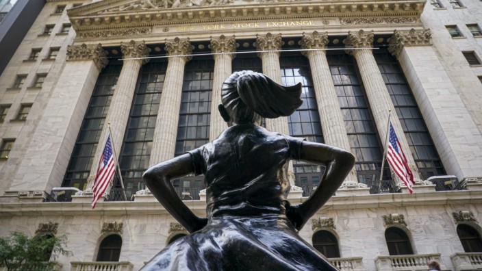 MSCI World: Die Statue des furchtlosen Mädchens blickt auf die New Yorker Börse.