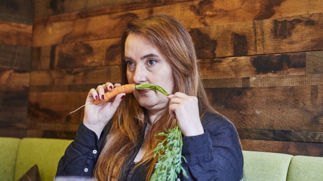 Gemüse: Verkostungsteilnehmerin im Gasthaus Floh: Wie beschreibt man den Geruch von Karottenkraut?