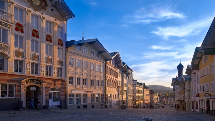 Tourismus im Oberland: Die Marktstraße in Bad Tölz ist ein Muss für Touristen. Wegen des Lockdowns in der Corona-Pandemie blieb sie 2021 aber bis ins Frühjahr hinein oft menschenleer.