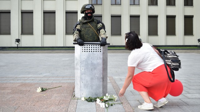 Belarus: Weiße Blumen gegen Blutvergießen: Trotz brutaler Polizeigewalt bleiben Demonstrantinnen und Demonstranten friedlich.