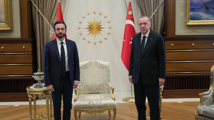 Umstrittene Würdigung in der Türkei: Ein Bild, das viele Oppositionelle verhindern wollten: Erdoğan empfing Róbert Ragnar Spanó am Donnerstag - einen Tag vor der Zeremonie.