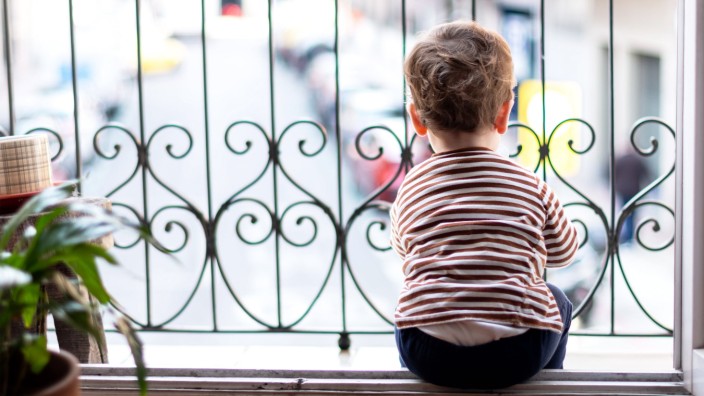 Bored kid staring off the balcony in quarantine. Vitoria-Gasteiz, PV, Spain PUBLICATIONxINxGERxSUIxAUTxONLY CR_JGRUEB20