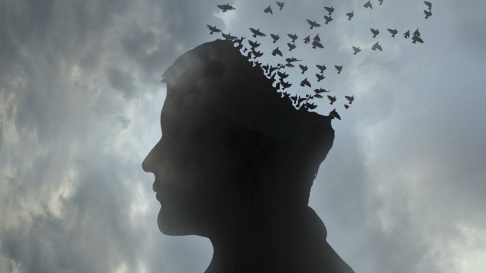 Kopf eines Mannes löst sich auf in einen wegfliegenden Vogelschwarm PUBLICATIONxINxGERxSUIxAUTxONLY GaryxWaters 1159114