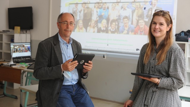 Schulstart in München: An der privaten Wirtschaftsschule Sabel hat man gute Erfahrungen mit mehreren digitalen Lernplattformen gemacht. Die Lehrer Cecilia Rompf und Wilhelm Klein erklären, wie sie in der Schule Tablets nutzen wollen.
