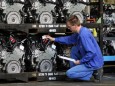 Autoindustrie: Versand-Kontrolle der 4-Liter-V6-Motoren im Fordwerk Köln-Niehl