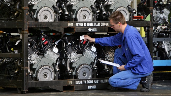 Autoindustrie: Versand-Kontrolle der 4-Liter-V6-Motoren im Fordwerk Köln-Niehl