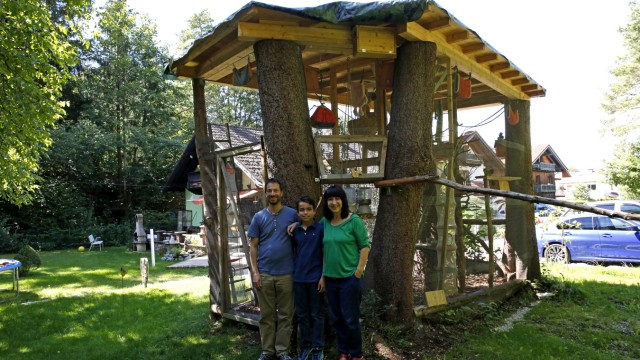 Tierschutz in Wolfratshausen: Peter, Noah und Corinna Hartmann besitzen das ideale Gelände für die Auffangstation.
