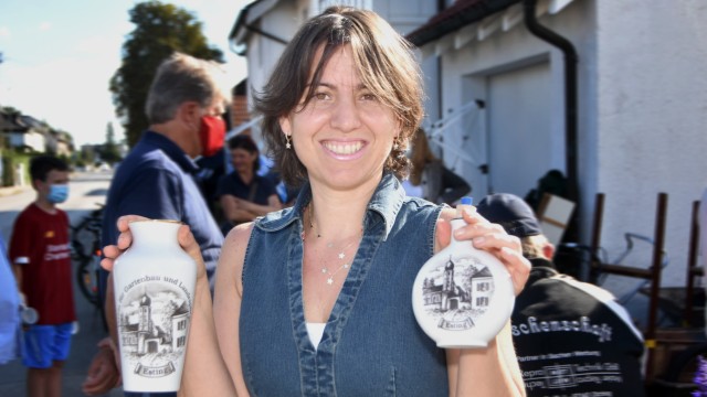 Vereine: Sonja Keischar hat eine Vase und eine Schnupftabakdose mit Esting-Motiven ersteigert.