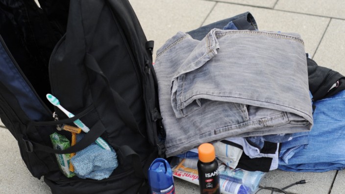 "Wir schaffen das": Fünf Jahre danach: Ein Rucksack, gefüllt mit ein paar Habseligkeiten. Das ist oft alles, was die Geflüchteten bei ihrer Ankunft in Deutschland dabei haben, weiß der syrische Journalist Aladdin Almasri.