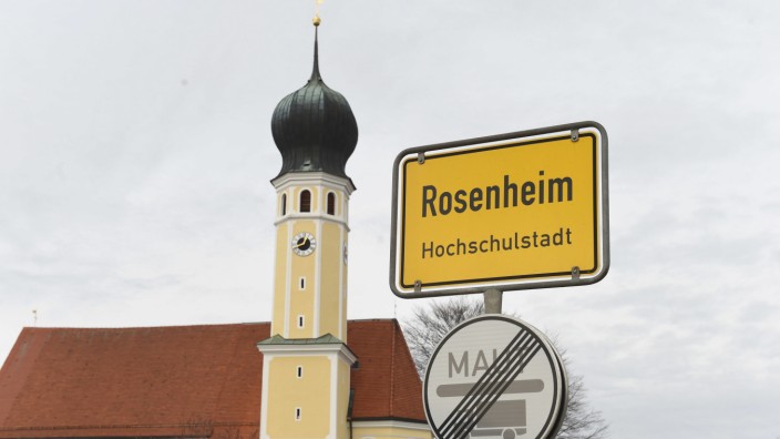 Rosenheim: In Rosenheim wurden am Rande eines Eishockey-Spiels zehn Autos beschädigt.