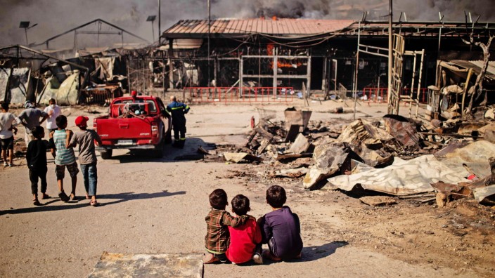 Moria: Kinder sitzen vor dem abgebrannten Flüchtlingslager