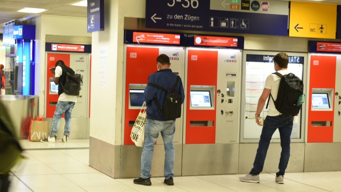 News-Überblick: Das Deutschlandticket wird online verkauft, etwa bei bahn.de, mvg.de oder aber auch bei der Bayerischen Regiobahn unter brb.de. Auch in den DB-Reisezentren, hier am Münchner Hauptbahnhof, ist es erhältlich.