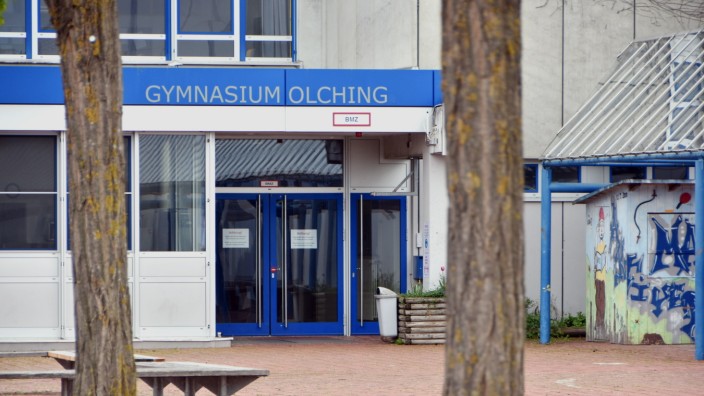 Olching: Geschlossene Türen am Gymnasium Olching: Nach einem Tag ist der Präsenzunterricht für die Elftklässler erst einmal zu Ende.