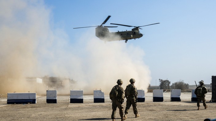 Leserdiskussion: In Afghanistan sind etwa 12 000 Soldaten aus 38 Nationen stationiert, darunter 4500 US-Soldaten.