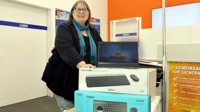 SZ-Adventskalender: AGA-Vorstand Margot Hoigt mit den Computern, die dank SZ-Lesern finanziert werden konnten.