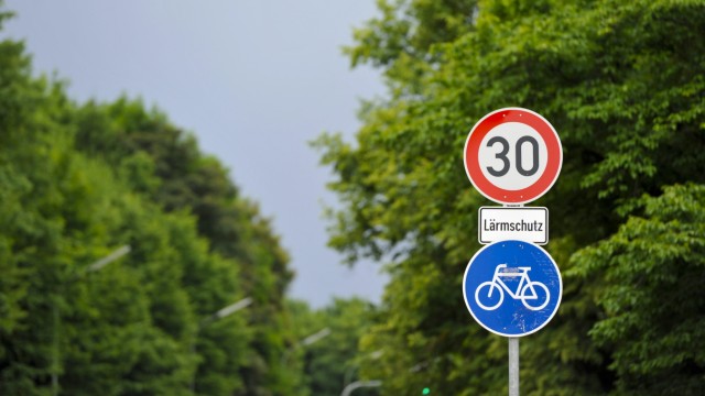 Schilder "Fahrradweg" und "Tempo 30" in München, 2013