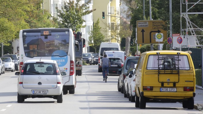Mobilitätskonzept: Mit dem Rad auf der Landshuter Straße in Freising unterwegs zu sein, ist aktuell nicht ganz ungefährlich. In Zukunft soll ein Schutzstreifen den Radfahrern mehr Sicherheit bieten.